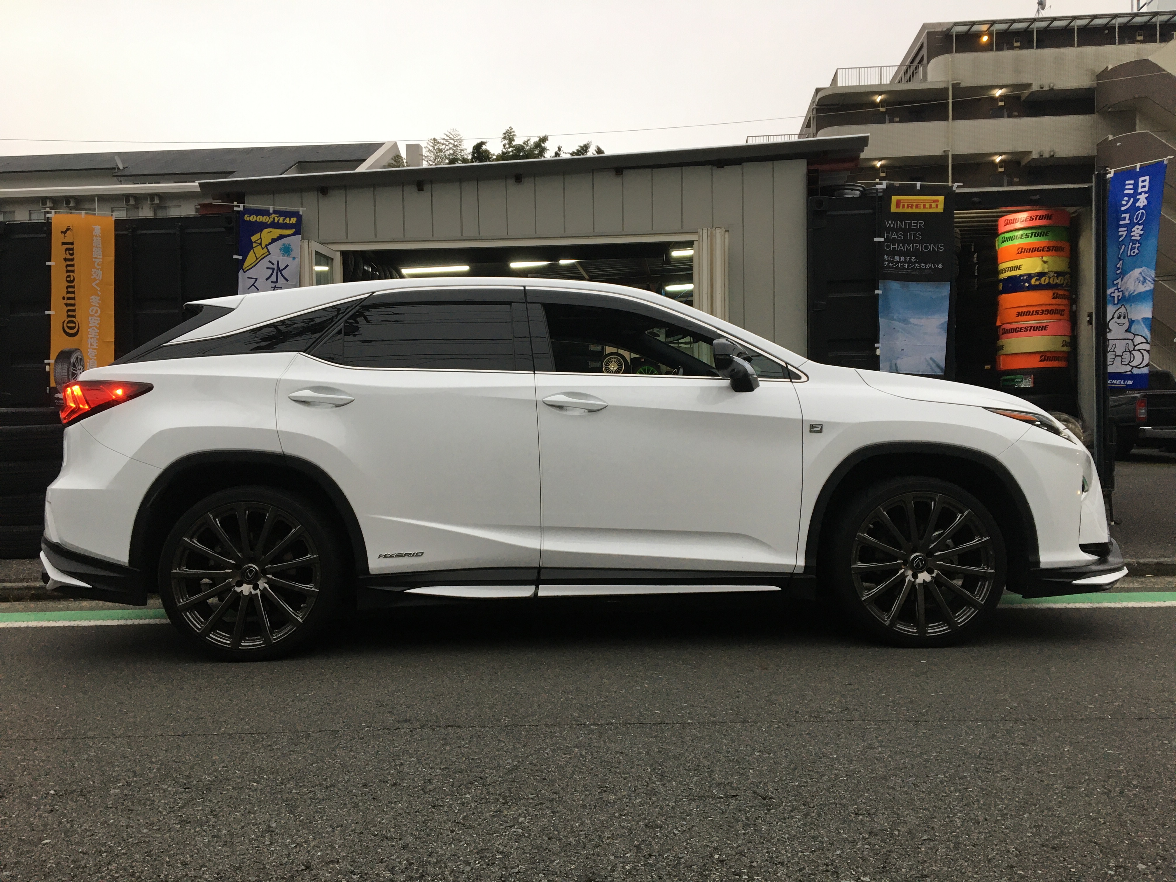 レクサスRXのTRDコンプリートカー22インチホイールにニットーNT555GⅡ